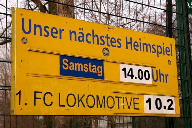 Unser nächstes Heimspiel Samstag 14.00 Uhr 1. FC Lokomotive 10.2 - Hinweisschild vor dem Bruno Plache Stadion, Heimspielstätte des 1. FC Lokomotive Leipzig Fußball Herren Saison 2006 2007, 1. FC Lokomotive Leipzig, Lok, Einzelbild Leipzig Fußball Herren Saison 2006 2007, 1. FC Lokomotive Leipzig, Lok, Einzelbild Leipzig
