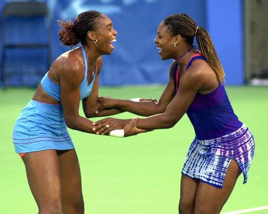 Venus (li.) und Serena Williams (beide USA) bejubeln den Olympiasieg im Damendoppel -  (oly2000092801) Tennis OS Sommer Damen Olympische Spiele 2000, Sommerspiele, Finale o0 Endspiel Gruppe o0 Familie Sieg, Sieger Sydney Freude, Begeisterung, Tennis OS Sommer Damen Olympische Spiele 2000, Sommerspiele, Finale o0 Endspiel Gruppe o0 Familie Sieg, Sieger Sydney Freude, Begeisterung,