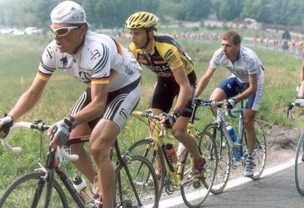Jan Ullrich (Deutschland Team Deutsche Telekom) vor Davide Rebellin (Mitte Liquigas) und Francesco Casagrande (beide Italien Fassa Bortolo) -  Radsport Herren Giro dell Emilia 2001, Straßenradsport, Straße, Rad, Vneg Gruppe Cento - Bologna Radsport Herren Giro dell Emilia 2001, Straßenradsport, Straße, Rad, Vneg Gruppe Cento - Bologna