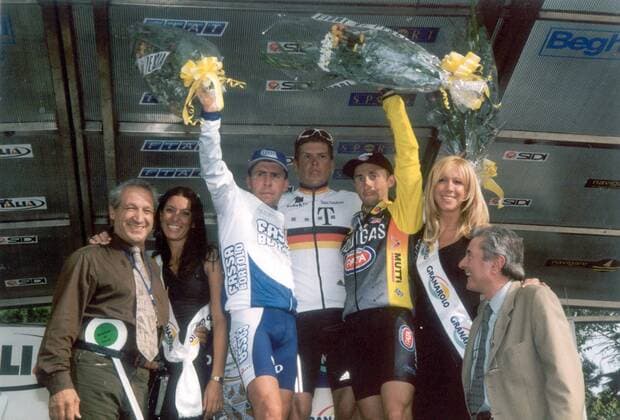 Siegerehrung Giro dell Emilia 2001: Sieger Jan Ullrich (Deutschland Team Deutsche Telekom, Mitte) mit Francesco Casagrande (Fassa Bortolo, li.) und Davide Rebellin (beide Italien Liquigas) - Radsport Herren Giro dell Emilia 2001, Straßenradsport, Straße, Rad, Vneg Gruppe Cento - Bologna Freude, Begeisterung, Radsport Herren Giro dell Emilia 2001, Straßenradsport, Straße, Rad, Vneg Gruppe Cento - Bologna Freude, Begeisterung,