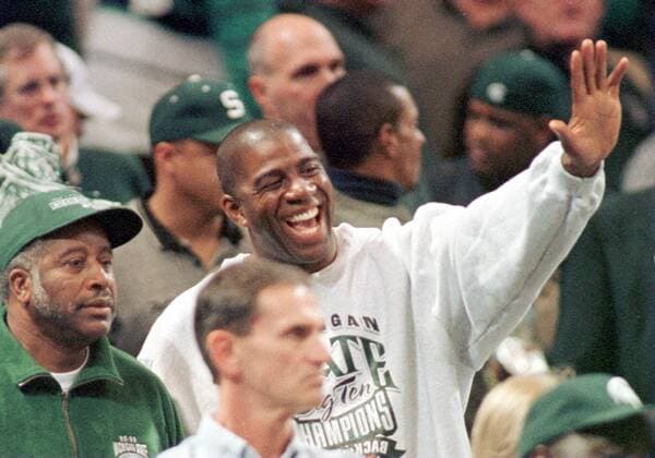 Earvin Magic Johnson (USA) verfolgt ein Spiel der Michigan State Spartans -  (SLP99031908) Basketball Herren 1999 o0 NCAA College League, Collegefootball, University of, MSU Gruppe St. Louis Freude, Begeisterung Basketball Herren 1999 o0 NCAA College League, Collegefootball, University of, MSU Gruppe St. Louis Freude, Begeisterung