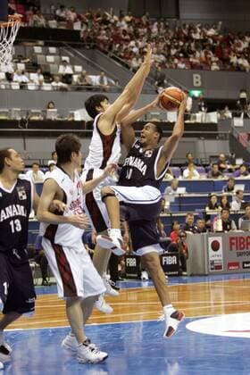 Dionisio Gomez (Panama, re.) im Duell - Basketball WM Herren WM 2006, Länderspiel, Nationalteam, Gruppe B, Nationaltrikot, Japan - Panama 78:61, Vdig Gruppe Hiroshima Basketball WM Herren WM 2006, Länderspiel, Nationalteam, Gruppe B, Nationaltrikot, Japan - Panama 78:61, Vdig Gruppe Hiroshima