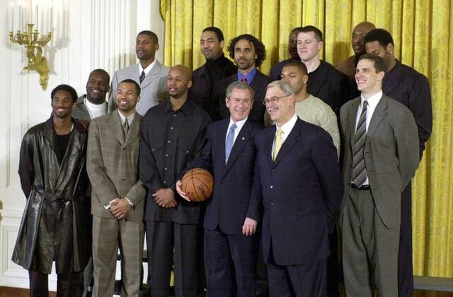 NBA Champion Los Angeles Lakers zu Gast im Weißen Haus, vorn v.re.: Headcoach Phil Jackson, US Präsident George W. Bush (Republikaner), Brian Shaw, Derek Fisher, Kobe Bryant; hi. v.re.: Mark Madsen ... - (WAP2002012801) Basketball Herren NBA 2001 2002, Los Angeles Lakers, LA, L.A., Kleidung, Outfit, Head Coach, Trainer Totale Staatsoberhaupt, Staatschef, Regierungschef Washington D.C., DC, lachen, lächeln Basketball Herren NBA 2001 2002, Los Angeles Lakers, LA, L.A., Kleidung, Outfit, Head Coach, Trainer Totale Staatsoberhaupt, Staatschef, Regierungschef Washington D.C., DC, lachen, lächeln