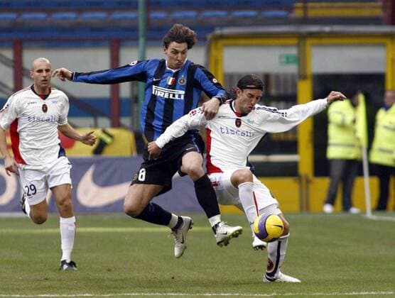 Daniele Conti (Cagliari, re.) gegen Zlatan Ibrahimovic (Inter Mailand) -  Fußball Herren Serie A 2006 2007, 1. Italienische Liga, FC Internazionale Mailand - Cagliari Calcio 1:0 Gruppe Mailand Dynamik, Fußball Herren Serie A 2006 2007, 1. Italienische Liga, FC Internazionale Mailand - Cagliari Calcio 1:0 Gruppe Mailand Dynamik,