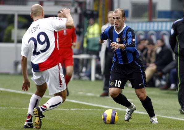 Esteban Cambiasso (Inter Mailand, re.) gegen Michele Ferri (Cagliari) -  Fußball Herren Serie A 2006 2007, 1. Italienische Liga, FC Internazionale Mailand - Cagliari Calcio 1:0 Gruppe Mailand Fußball Herren Serie A 2006 2007, 1. Italienische Liga, FC Internazionale Mailand - Cagliari Calcio 1:0 Gruppe Mailand