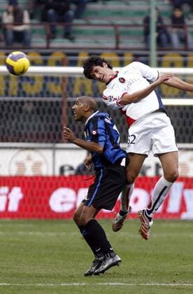 Olivier Dacourt (Inter Mailand, li.) gegen Gabriel Penalba (Cagliari) -  Fußball Herren Serie A 2006 2007, 1. Italienische Liga, FC Internazionale Mailand - Cagliari Calcio 1:0 Gruppe Mailand Fußball Herren Serie A 2006 2007, 1. Italienische Liga, FC Internazionale Mailand - Cagliari Calcio 1:0 Gruppe Mailand