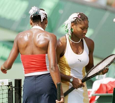 Serena Williams (re.) und ihre Schwester Venus Williams (beide USA) beim Seitenwechsel -  (MIA99032805) Tennis Damen Lipton Championships 1999, WTA Tour, Endspiel, Finale Gruppe Key Biscayne Miami Tennis Damen Lipton Championships 1999, WTA Tour, Endspiel, Finale Gruppe Key Biscayne Miami