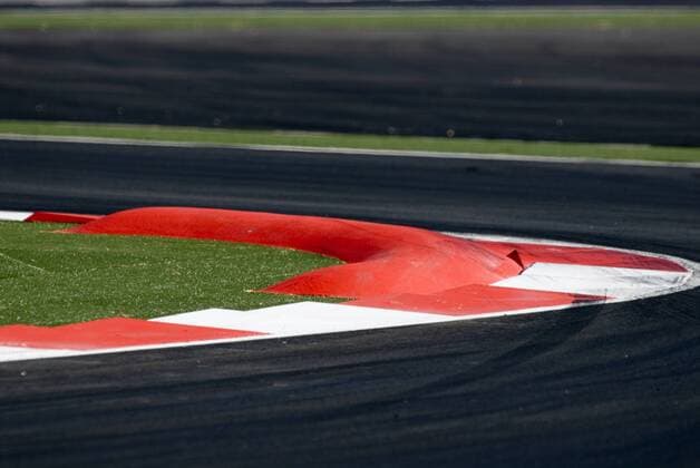 Erhöhte Curbs auf dem Circuit de Catalunya Motorsport WM Herren Formel 1 Weltmeisterschaft 2007, F1, F, Test, Tests, Testfahrt, Testfahrten Einzelbild Circuit de Catalunya Barcelona Motorsport WM Herren Formel 1 Weltmeisterschaft 2007, F1, F, Test, Tests, Testfahrt, Testfahrten Einzelbild Circuit de Catalunya Barcelona