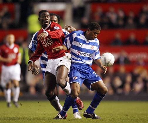 Ulises de la Cruz (Reading, re.) gegen Louis Saha (Manchester United) - Fußball Herren English FA Cup 2006 2007, Englischer Pokal, Pokalspiel, Premier League 1. Englische Liga Gruppe Manchester Dynamik, Fußball Herren English FA Cup 2006 2007, Englischer Pokal, Pokalspiel, Premier League 1. Englische Liga Gruppe Manchester Dynamik, EDITORIAL USE ONLY. No use with unauthorised audio, video, data, fixture lists, club league logos or live services. Online in-match use limited to 120 images, no video emulation. No use in betting, games or single club league player publications.