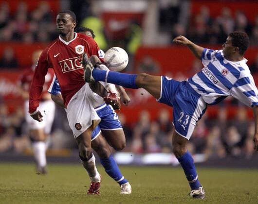 Ulises de la Cruz (Reading, re.) gegen Louis Saha (Manchester United) - Fußball Herren English FA Cup 2006 2007, Englischer Pokal, Pokalspiel, Premier League 1. Englische Liga Gruppe Manchester Dynamik, Kampf, Fußball Herren English FA Cup 2006 2007, Englischer Pokal, Pokalspiel, Premier League 1. Englische Liga Gruppe Manchester Dynamik, Kampf, EDITORIAL USE ONLY. No use with unauthorised audio, video, data, fixture lists, club league logos or live services. Online in-match use limited to 120 images, no video emulation. No use in betting, games or single club league player publications.