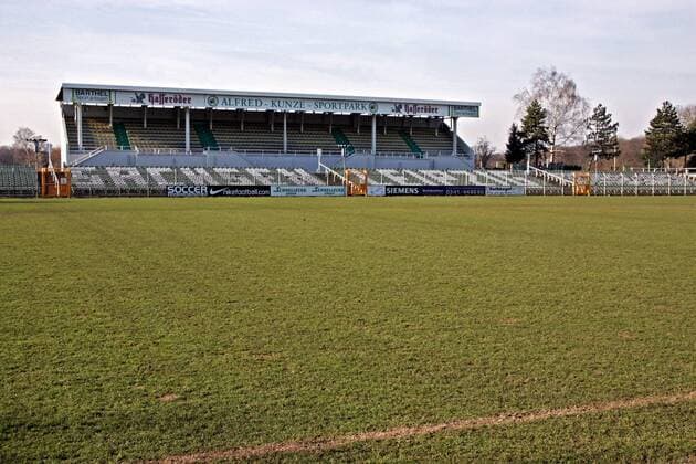 Leerer Alfred Kunze Sportpark nach der Spielabsage des Sächsischen Fußballverbands als Reaktion auf die vorangegangenen Ausschreitungen in Leipzig Fußball Herren FC Sachsen Leipzig Saison 2006 2007, Absage, Spielabsage, NOFV Oberliga Nordost Süd Totale Alfred Kunze Sportpark, Haupttribüne Leipzig o0 Platzsperre Leere, Fußball Herren FC Sachsen Leipzig Saison 2006 2007, Absage, Spielabsage, NOFV Oberliga Nordost Süd Totale Alfred Kunze Sportpark, Haupttribüne Leipzig o0 Platzsperre Leere,