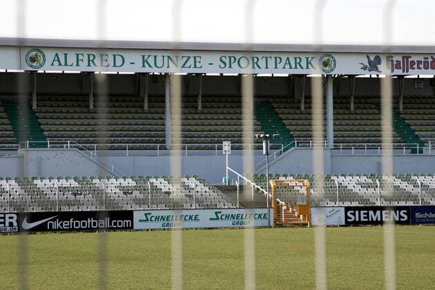 Leerer Alfred Kunze Sportpark nach der Spielabsage des Sächsischen Fußballverbands als Reaktion auf die vorangegangenen Ausschreitungen in Leipzig Fußball Herren FC Sachsen Leipzig Saison 2006 2007, Absage, Spielabsage, NOFV Oberliga Nordost Süd Totale Alfred Kunze Sportpark, Haupttribüne Leipzig, Absperrung, Zaun, Gitter o0 Platzsperre Leere, Fußball Herren FC Sachsen Leipzig Saison 2006 2007, Absage, Spielabsage, NOFV Oberliga Nordost Süd Totale Alfred Kunze Sportpark, Haupttribüne Leipzig, Absperrung, Zaun, Gitter o0 Platzsperre Leere,