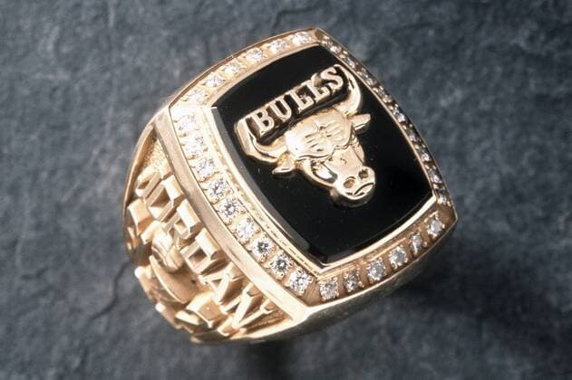 Championship Ring von Michael Jordan (Chicago Bulls) - (Icon5001888) Basketball Herren NBA 1991, Chicago Bulls o0 Detail Schriftzug Namenszug Aufmacher amerikanischer Einzelbild Meisterring, Meisterschaftsring, Siegerring Chicago Luxus Basketball Herren NBA 1991, Chicago Bulls o0 Detail Schriftzug Namenszug Aufmacher amerikanischer Einzelbild Meisterring, Meisterschaftsring, Siegerring Chicago Luxus EDITORIAL USE ONLY