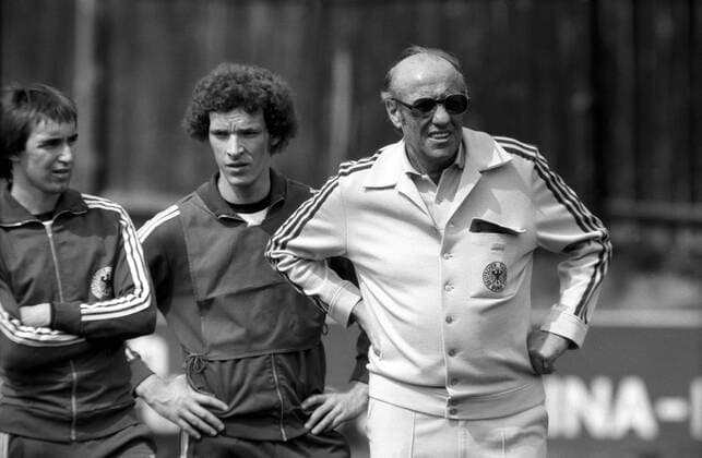 Bundestrainer Helmut Schön (re.) verfolgt das Trainingsgeschehen, daneben Klaus Toppmöller (Mitte) und Dietmar Danner (alle BR Deutschland) Fußball Herren Nationalmannschaft 1976, Training, BRD Gruppe Herzogenaurach Skepsis, Fußball Herren Nationalmannschaft 1976, Training, BRD Gruppe Herzogenaurach Skepsis,