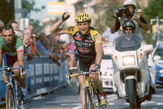 Davide Rebellin (re., Liquigas) gewinnt den Giro di Romagna 2001 vor Daniele Nardello (beide Italien) - Radsport Herren Giro di Romagna 2001, Straßenradsport, Straße, Rad, Vneg Gruppe o0 Ziel Zielankunft Lugo Freude, Begeisterung, Radsport Herren Giro di Romagna 2001, Straßenradsport, Straße, Rad, Vneg Gruppe o0 Ziel Zielankunft Lugo Freude, Begeisterung,