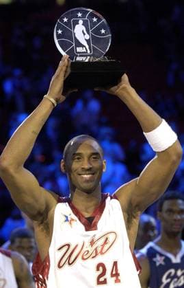 Kobe Bryant (Los Angeles Lakers Western Conference) präsentiert stolz die Trophäe für den wertvollsten Spieler des Allstargames 2007 -  Basketball Herren NBA All Star Game 2007, Allstar, Allstars, Stars, Allstargame, Allstarteam, West Einzelbild Las Vegas Freude, Basketball Herren NBA All Star Game 2007, Allstar, Allstars, Stars, Allstargame, Allstarteam, West Einzelbild Las Vegas Freude,