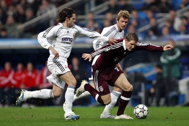 Bastian Schweinsteiger (Bayern, re.) gegen Fernando Gago (li.) und David Beckham (beide Real Madrid) Fußball EC 1 Herren Champions League 2006 2007, Achtelfinale, Real Madrid CF - FC Bayern München Gruppe Madrid Dynamik, Fußball EC 1 Herren Champions League 2006 2007, Achtelfinale, Real Madrid CF - FC Bayern München Gruppe Madrid Dynamik,