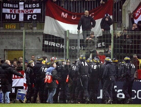 Manchester United Fans zwingen die Polizei zum Eingreifen - EDITORIAL USE ONLY. No use with unauthorised audio, video, data, fixture lists, club league logos or live services. Online in-match use limited to 120 images, no video emulation. No use in betting, games or single club league player publications. Fußball EC 1 Herren Champions League 2006 2007, Manchester United, ManU Totale Fanausschreitung, o0 Polizist, Polizisten Lille Fußball EC 1 Herren Champions League 2006 2007, Manchester United, ManU Totale Fanausschreitung, o0 Polizist, Polizisten Lille