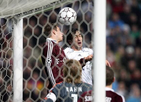 Raul (Real Madrid, re.) erzielt das 2:1 gegen Philipp Lahm (Bayern) Fußball EC 1 Herren Champions League 2006 2007, Real Madrid CF - FC Bayern München Gruppe Madrid Dynamik Fußball EC 1 Herren Champions League 2006 2007, Real Madrid CF - FC Bayern München Gruppe Madrid Dynamik