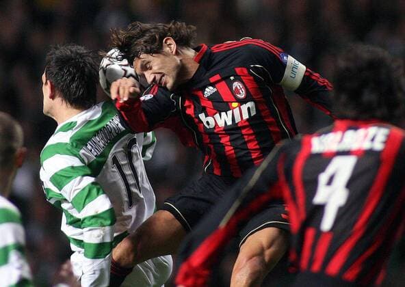 Paolo Maldini (AC Mailand, re.) gegen Jan Vennegoor of Hesselink (Celtic Glasgow) -  Fußball EC 1 Herren Champions League 2006 2007, Celtic Glasgow - Milan Gruppe Glasgow Dynamik, Fußball EC 1 Herren Champions League 2006 2007, Celtic Glasgow - Milan Gruppe Glasgow Dynamik,