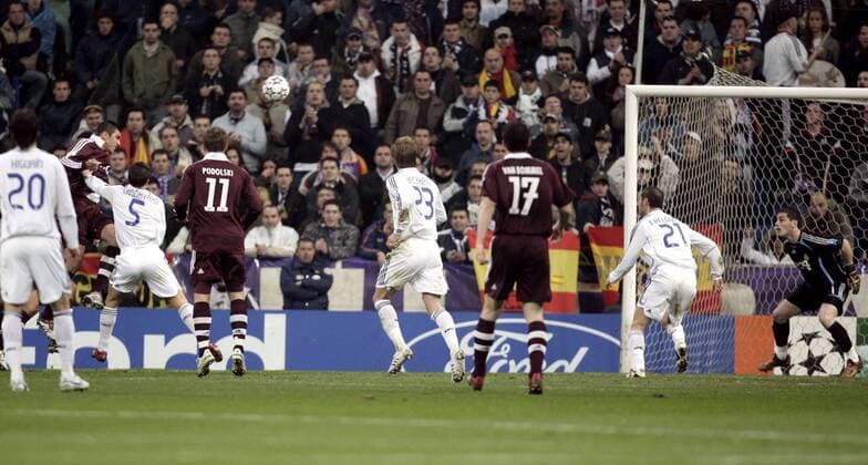 Lucio (Bayern, 2.v.li.) erzielt das 1:1 Fußball EC 1 Herren Champions League 2006 2007, Real Madrid CF - FC Bayern München Totale Madrid Dynamik, Fußball EC 1 Herren Champions League 2006 2007, Real Madrid CF - FC Bayern München Totale Madrid Dynamik,