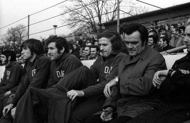 Bank DDR v.re.: Co Trainer Kurt Holke, Hans Jürgen Kreische, Torwart Wolfgang Blochwitz, Hans Jürgen Dörner und Hans Bert Matoul Fußball Länderspiel Herren Freundschaftsspiel 1974, Test, Testspiel, Nationalteam, Vneg, Vsw Gruppe Dresden Ungeduld, Fußball Länderspiel Herren Freundschaftsspiel 1974, Test, Testspiel, Nationalteam, Vneg, Vsw Gruppe Dresden Ungeduld,