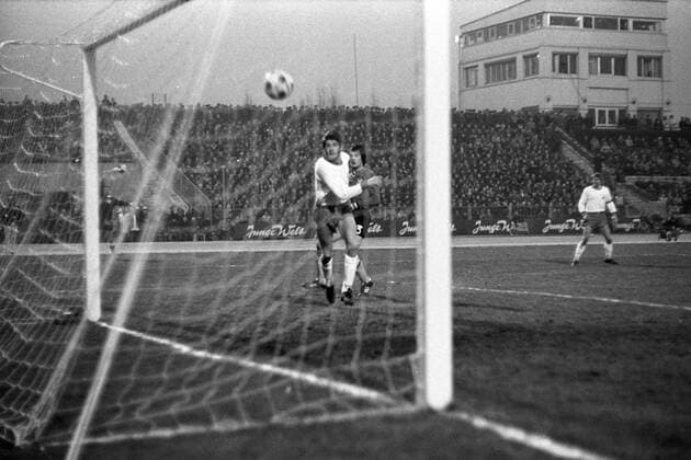 Hans Bert Matoul (vorn, DDR) schaut dem Ball hinterher Fußball Länderspiel Herren Freundschaftsspiel 1974, Test, Testspiel, Nationalteam, Nationaltrikot, DDR - Belgien 1:0, Vneg, Vsw Totale Berlin Spannung, Fußball Länderspiel Herren Freundschaftsspiel 1974, Test, Testspiel, Nationalteam, Nationaltrikot, DDR - Belgien 1:0, Vneg, Vsw Totale Berlin Spannung,