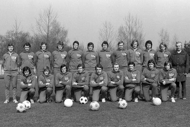 Mannschaftsbild DDR hi.v.li.: Konrad Weise, Henning Frenzel, Joachim Fritsche, Rüdiger Schnuphase, Hans Bert Matoul, Peter Ducke, Eberhard Vogel, Bernd Bransch, Hans Jürgen Kreische, Jürgen Sparwasser, Joachim Streich, Nationaltrainer Georg ... Fußball Herren Nationalteam 1974, Vorstellung, Präsentation, Pressetermin, Kader, Vneg, Vsw Totale Aufnahmedatum geschätzt Fußball Herren Nationalteam 1974, Vorstellung, Präsentation, Pressetermin, Kader, Vneg, Vsw Totale Aufnahmedatum geschätzt