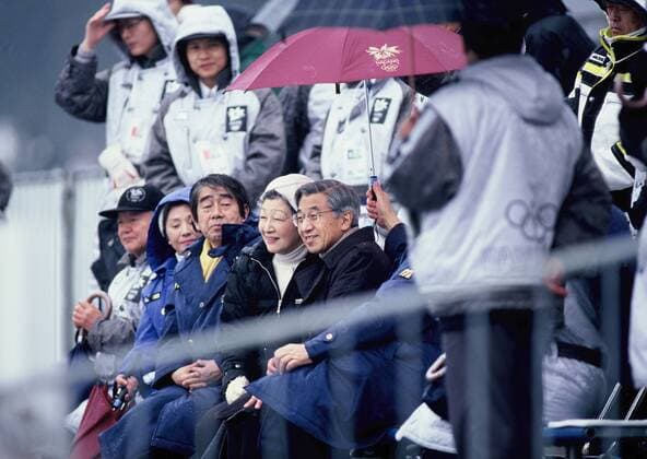 Kaiser Akihito (Japan, Mitte) und Kaiserin Michiko als Zuschauer -  (aflo003) OS Winter Herren Olympische Winterspiele 1998, Spiele Gruppe Nagano OS Winter Herren Olympische Winterspiele 1998, Spiele Gruppe Nagano