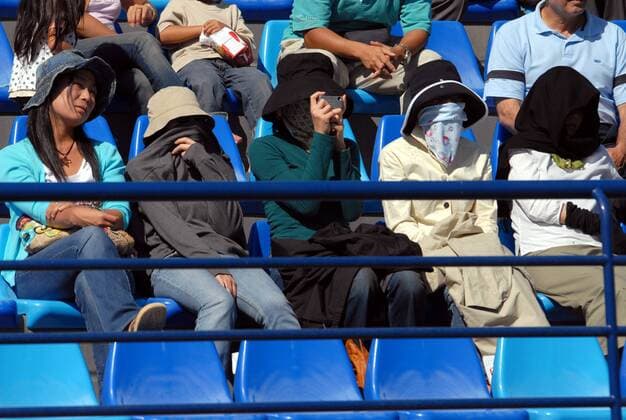 Vermummte Zuschauerinnen während der Dubai Open 2007 - Sonnenschutz oder Anpassung an die regionale Frauenmode? -  (DUB2007022105) Tennis Damen Dubai Duty Free Womens Open 2007, Women s, WTA Tour Gruppe Dubai Tennis Damen Dubai Duty Free Womens Open 2007, Women s, WTA Tour Gruppe Dubai