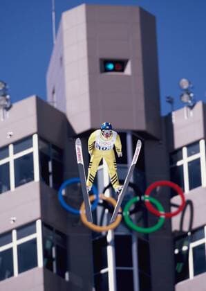 Samppa Lajunen (Finnland) vor den olympischen Ringen -  Nordische Kombination OS Winter Herren Olympische Spiele Nagano, 1998, Winterspiele, Nordischer Skisport, Ski Nordisch, Skispringen, Vdia Totale aflo006 Nagano Hakuba Nordische Kombination OS Winter Herren Olympische Spiele Nagano, 1998, Winterspiele, Nordischer Skisport, Ski Nordisch, Skispringen, Vdia Totale aflo006 Nagano Hakuba