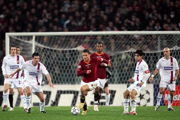Francesco Totti (AS Rom, Mitte) am Ball -  (pan18956) Fußball EC 1 Herren Champions League 2006 2007, AS Rom - Olympique Lyonnais 0:0, Roma, OL Gruppe Rom Dynamik, Fußball EC 1 Herren Champions League 2006 2007, AS Rom - Olympique Lyonnais 0:0, Roma, OL Gruppe Rom Dynamik,  