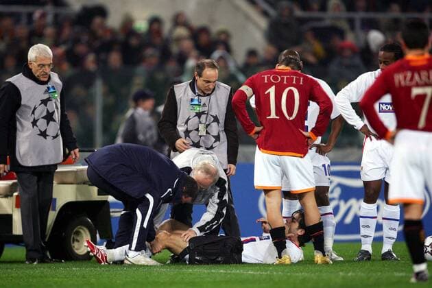 Juninho (Lyon) wird behandelt -  (pan18956) Fußball EC 1 Herren Champions League 2006 2007, AS Rom - Olympique Lyonnais 0:0, OL, Roma Gruppe Rom Fußball EC 1 Herren Champions League 2006 2007, AS Rom - Olympique Lyonnais 0:0, OL, Roma Gruppe Rom  