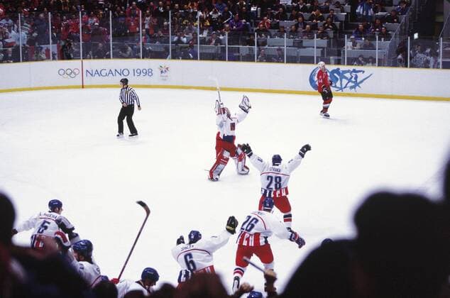 Olympiasieger Tschechien jubelt nach dem Schlusspfiff -  Eishockey OS Winter Herren Olympische Spiele Nagano 1998, Winterspiele, Länderspiel, Finale, Endspiel, Nationalteam, Vdia Totale aflo006 Nagano Begeisterung, Freude, Eishockey OS Winter Herren Olympische Spiele Nagano 1998, Winterspiele, Länderspiel, Finale, Endspiel, Nationalteam, Vdia Totale aflo006 Nagano Begeisterung, Freude,