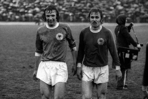 Karl Heinz Körbel (li.) und Manfred Ritschel (beide BR Deutschland) - gemeinsamer Abgang Fußball Länderspiel Herren EM Qualifikation 1975, Nationalmannschaft, Nationaltrikot, BRD Gruppe Sofia Fußball Länderspiel Herren EM Qualifikation 1975, Nationalmannschaft, Nationaltrikot, BRD Gruppe Sofia