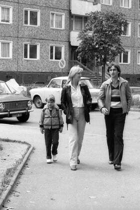 Reinhard Häfner (SG Dynamo Dresden DDR) und seine Ehefrau bringen Tochter Romy zur Einschulung Fußball Herren DDR Oberliga 1978 1979, Vneg, Vsw Gruppe Aufnahmedatum geschätzt Dresden Fußball Herren DDR Oberliga 1978 1979, Vneg, Vsw Gruppe Aufnahmedatum geschätzt Dresden