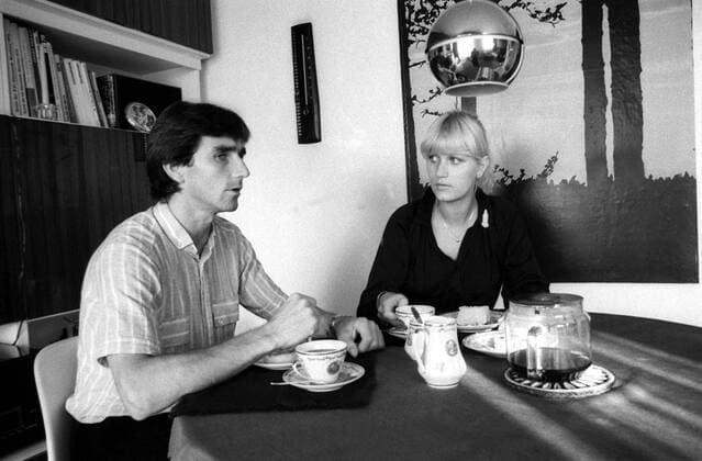 Reinhard Häfner (SG Dynamo Dresden DDR) mit seiner Ehefrau am Kaffeetisch Fußball Herren DDR Oberliga 1978 1979, Vneg, Vsw Gruppe Aufnahmedatum geschätzt Dresden Fußball Herren DDR Oberliga 1978 1979, Vneg, Vsw Gruppe Aufnahmedatum geschätzt Dresden