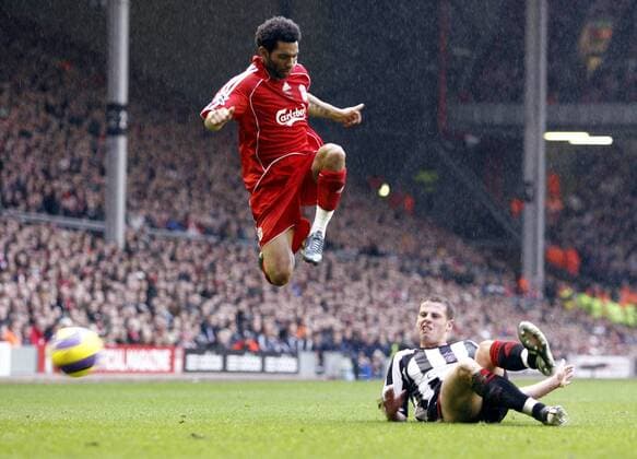 Jermaine Pennant (Liverpool, li.) gegen Chris Armstrong (Sheffield United) - EDITORIAL USE ONLY. No use with unauthorised audio, video, data, fixture lists, club league logos or live services. Online in-match use limited to 120 images, no video emulation. No use in betting, games or single club league player publications. Fußball Herren English Premier League 2006 2007, 1. Englische Liga, FC Liverpool - Sheffield United FC Gruppe Liverpool Höhe, Dynamik, Fußball Herren English Premier League 2006 2007, 1. Englische Liga, FC Liverpool - Sheffield United FC Gruppe Liverpool Höhe, Dynamik,