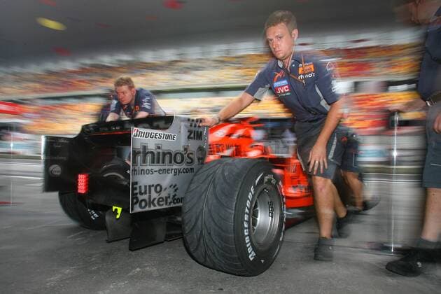 Mechaniker schieben den Boliden von Christijan Albers (Niederlande Spyker MF1) zurück in die Box - Motorsport Grand Prix Herren Großer Preis von China 2006, Formel 1 Weltmeisterschaft, F1, F, GP, WM Gruppe Shanghai Motorsport Grand Prix Herren Großer Preis von China 2006, Formel 1 Weltmeisterschaft, F1, F, GP, WM Gruppe Shanghai