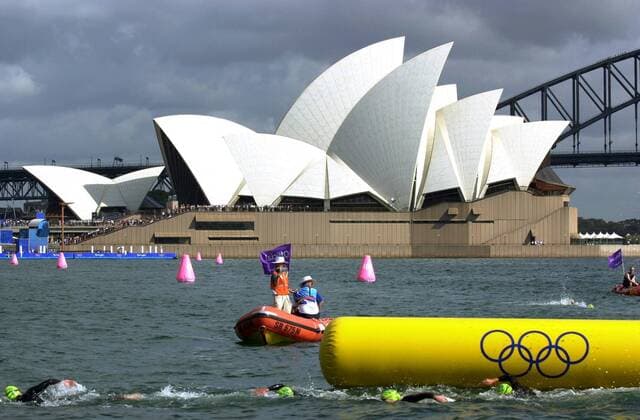 Triathletinnen im Wasser vor dem Sydney Opera House -  (OLY2000091604) Triathlon OS Sommer Damen Olympische Sommerspiele 2000, Spiele Totale Sydney Triathlon OS Sommer Damen Olympische Sommerspiele 2000, Spiele Totale Sydney