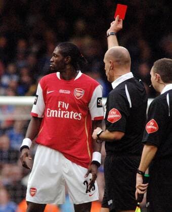 Emmanuel Adebayor (Arsenal) bekommt von Schiedsrichter Howard Webb die rote Karte gezeigt - Fußball Herren Carling Cup 2006 2007, Englischer Pokal, Pokalspiel, Ligapokal, League, Finale, Endspiel, Arsenal FC Gruppe London Fußball Herren Carling Cup 2006 2007, Englischer Pokal, Pokalspiel, Ligapokal, League, Finale, Endspiel, Arsenal FC Gruppe London
