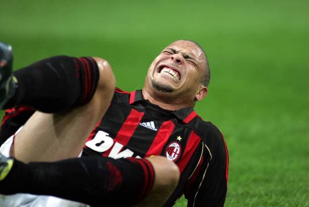 Ronaldo (AC Mailand) schmerzverzerrt am Boden - Fußball Herren Serie A 2006 2007, 1. Italienische Liga, Milan Einzelbild Mailand Fußball Herren Serie A 2006 2007, 1. Italienische Liga, Milan Einzelbild Mailand