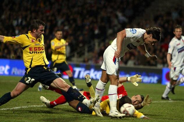 Milan Baros (Lyon, re.) gegen Torwart Teddy Richert und Stephane Pichot (beide Sochaux) - (pan19025) Fußball Herren Ligue 1 2006 2007, 1. Französische Liga, Olympique Lyonnais - FC Sochaux Montbeliard 3:3, OL Gruppe Lyon Dynamik, Kampf, Fußball Herren Ligue 1 2006 2007, 1. Französische Liga, Olympique Lyonnais - FC Sochaux Montbeliard 3:3, OL Gruppe Lyon Dynamik, Kampf,