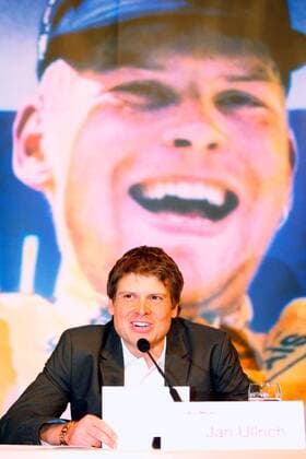 Jan Ullrich (Deutschland) gibt während einer Pressekonferenz in Hamburg gut gelaunt seinen Rücktritt vom aktiven Radsport bekannt Radsport Herren Straßenradsport 2007, Straße, Rad, Pressetermin Einzelbild Hamburg Freude, Radsport Herren Straßenradsport 2007, Straße, Rad, Pressetermin Einzelbild Hamburg Freude,