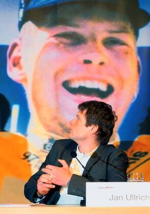 Jan Ullrich (Deutschland) gibt während einer Pressekonferenz in Hamburg seinen Rücktritt vom aktiven Radsport bekannt - Rückblick auf den größten Moment der Karriere Radsport Herren Straßenradsport 2007, Straße, Rad, Pressetermin Einzelbild Hamburg Radsport Herren Straßenradsport 2007, Straße, Rad, Pressetermin Einzelbild Hamburg