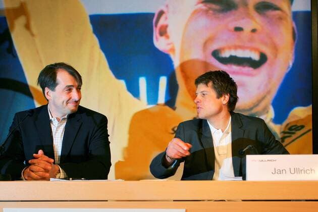 Jan Ullrich (Deutschland, re.) gibt während der Pressekonferenz in Hamburg seinen Rücktritt vom aktiven Radsport bekannt, li. sein Pressesprecher Michael Lang Radsport Herren Straßenradsport 2007, Straße, Rad, Pressetermin Gruppe Hamburg Radsport Herren Straßenradsport 2007, Straße, Rad, Pressetermin Gruppe Hamburg
