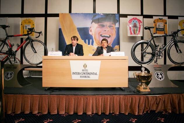 Jan Ullrich (Deutschland, re.) gibt während der Pressekonferenz im Hotel Inter Continental in Hamburg seinen Rücktritt vom aktiven Radsport bekannt, li. sein Pressesprecher Michael Lang Radsport Herren Straßenradsport 2007, Straße, Rad, Pressetermin Totale Trikots, Erinnerungen, Erinnerung Hamburg Radsport Herren Straßenradsport 2007, Straße, Rad, Pressetermin Totale Trikots, Erinnerungen, Erinnerung Hamburg