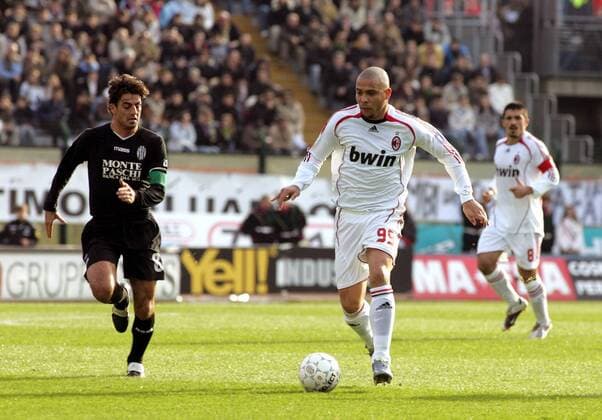 Ronaldo (AC Mailand, re.) gegen Simone Vergassola (Siena) - Fußball Herren Serie A 2006 2007, 1. Italienische Liga, AC Siena - Milan 3:4 Gruppe Siena Dynamik, Fußball Herren Serie A 2006 2007, 1. Italienische Liga, AC Siena - Milan 3:4 Gruppe Siena Dynamik,