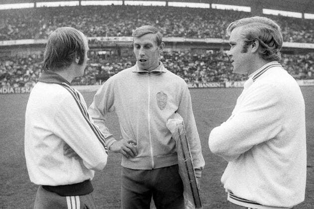 Bo Larsson (Schweden, Mitte) im Gespräch mit Horst Köppel (li.) und Klaus Dieter Sieloff (beide BR Deutschland) Fußball Länderspiel Herren Nationalmannschaft 1971, BRD Gruppe Göteborg Fußball Länderspiel Herren Nationalmannschaft 1971, BRD Gruppe Göteborg