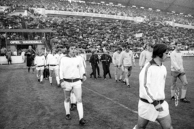 Einmarsch ins Göteborger Ullevistadion, u.a. mit: Gerd Müller (vorn, re.) und Wolfgang Weber (beide BR Deutschland, Mitte) Fußball Länderspiel Herren Nationalmannschaft 1971, Nationaltrikot, Schweden - BRD 1:0 Totale Nya Ullevi Stadion Göteborg Fußball Länderspiel Herren Nationalmannschaft 1971, Nationaltrikot, Schweden - BRD 1:0 Totale Nya Ullevi Stadion Göteborg